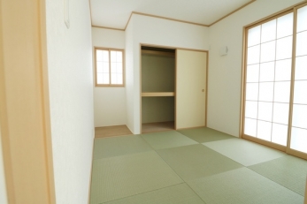 和室　リビング横には5帖の和室があります！
客間、子供部屋などにも使用できます！