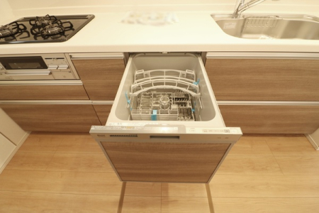 キッチン 食洗機。内蔵型ですっきりコンパクト。
家事の時間を短縮できますね。