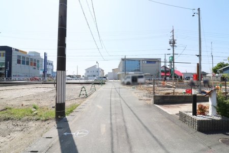 前面道路含む現地写真 東から南側道路撮影。