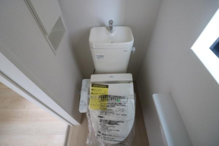 トイレ ウォシュレット機能付き。
小物収納も付いているのでお掃除用具などもすっきり収納できますね。