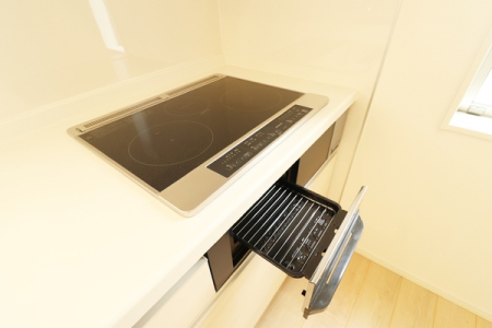 キッチン　収納力豊富なシステムキッチン。
大型スライド収納付きで、すっきり片付けやすいキッチンです！