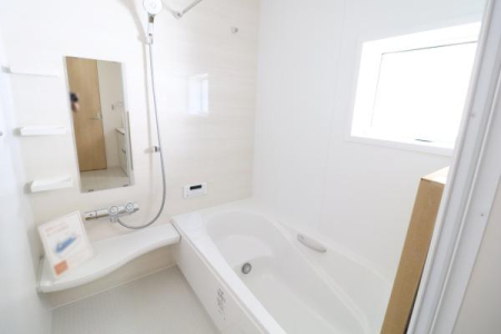 その他　同住宅メーカーの分譲住宅、施工例です。
浴槽は環境にやさしい節水タイプ。
浴槽内ステップで半身浴や親子入浴も楽しめます。