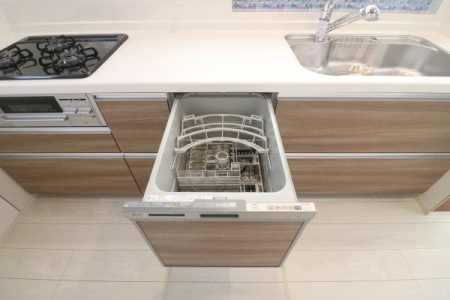 キッチン 食器洗浄乾燥機付き！収納力豊富なシステムキッチン。
すっきり片付けやすいキッチンです！
