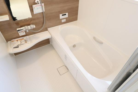 浴室 明るいバスルーム。
シャワーヘッドは止水ボタン付き。
こまめにお湯を止めて節約・節水できます。