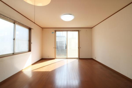 和室 2面採光の一階和室です。
壁やタタミの状態も良好です。