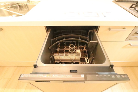 キッチン 食器洗浄乾燥機付き！収納力豊富なシステムキッチン。
すっきり片付けやすいキッチンです！
