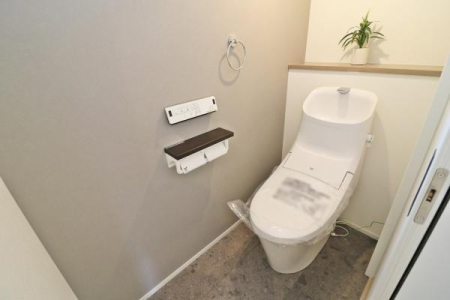 トイレ 1階トイレ。ウォシュレット機能付き。
毎日の生活をより快適に！