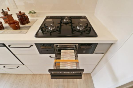 キッチン ガスコンロは3口。
同時に料理をつくることができるので料理の時間を短縮！
