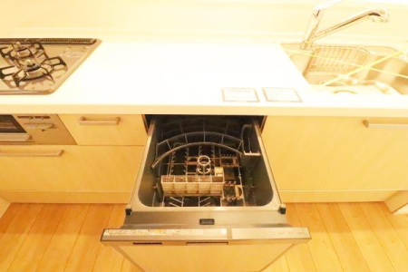 キッチン 食洗機内蔵型ですっきりコンパクト。
家事の時間を短縮できますね。
