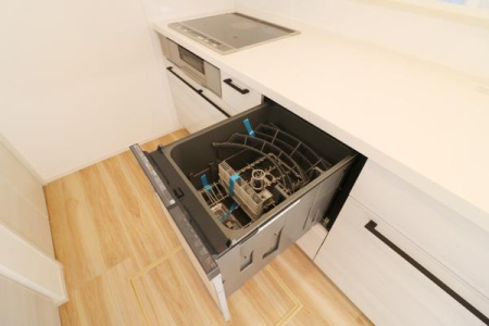 キッチン 食洗機内蔵型ですっきりコンパクト。
家事の時間を短縮できますね。