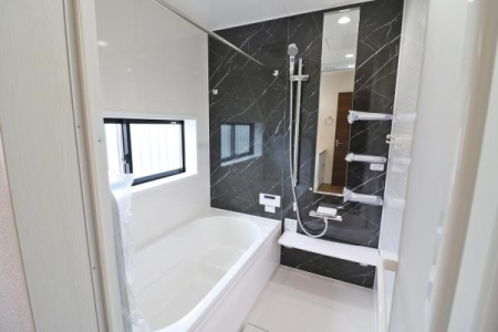 浴室 1坪サイズのバスルーム。
浴槽は節水できるステップバスを採用。半身浴やお子さんとの入浴にも最適です。