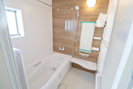 浴室 1坪サイズのバスルーム。
浴槽は節水できるステップバスを採用。半身浴やお子さんとの入浴にも最適です。