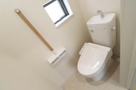 トイレ 1階トイレ。
温水洗浄便座機能付きです。