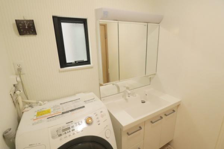 洗面台・洗面所 収納豊富な三面鏡、シャワー付き化粧洗面台♪
ドラム式洗濯機も置けるスペースがあります♪
