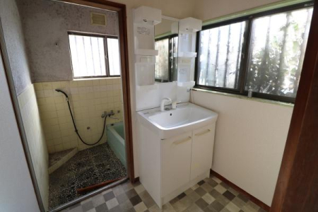 洗面台・洗面所 洗面台の向かい側が洗濯機の設置スペースです。