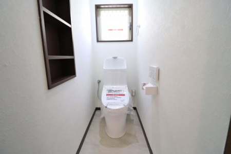 トイレ 1階トイレ。
温水洗浄便座機能付きです。