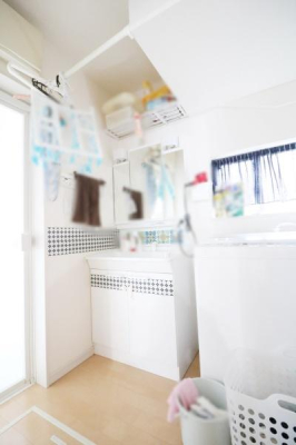 洗面台・洗面所 白を基調とした清潔感のある洗面室です。