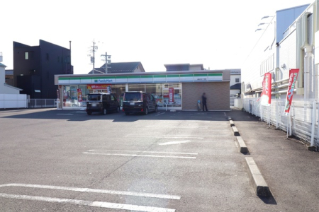 周辺環境 【コンビニ】ファミリーマート静岡大岩2丁目：630�u【駐車台数】10台以上可。
食品以外にも、日用品の販売もあり、急な買い出しに便利です。