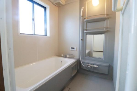 浴室 1坪サイズのバスルーム！
窓付きバスルーム、換気も十分にできます！
