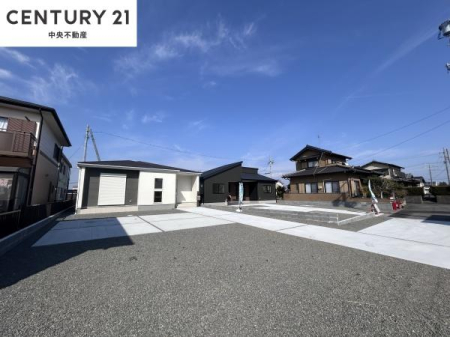 �O�ʓ��H�܂ތ��n�ʐ^ �v�w�ŎԂ����L���Ă��邲�ƒ��A���q���ɂ����S�̍L���B
��̃o�C�N�⎩�]�Ԃ��������u�����Ƃ��o���܂��B
�i2026.2.16�B�e�j