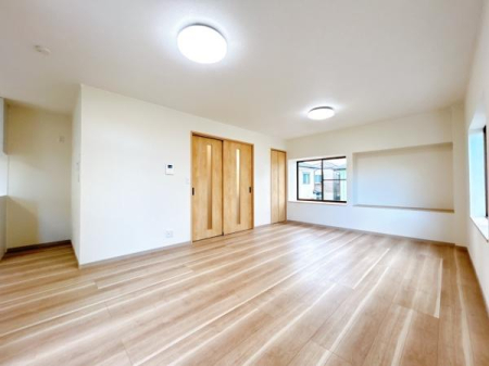 ���r���O �K��LDK�͖�18.5���̃X�y�[�X�ƂȂ��Ă���܂��B�O�����ɑ�������A���邢���r���O�ł��B