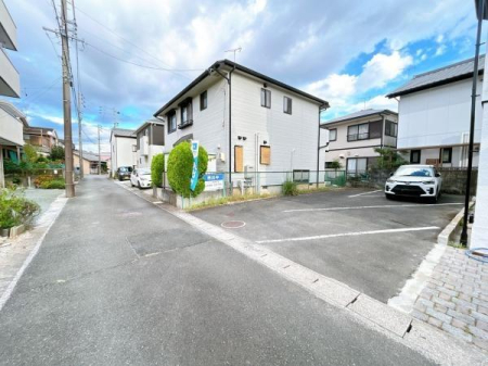 �O�ʓ��H�܂ތ��n�ʐ^ �O�ʓ��H�͕�����4���̓��H�ł��B�Ԓʂ�����Ȃ��A�]�T�������Ē��Ԓ����܂��I