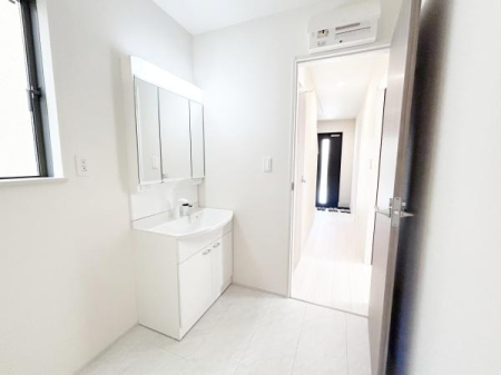 ʑEʏ XbLƂfUC̐ʉϑ͂|₷X^CbVȈۂłB
