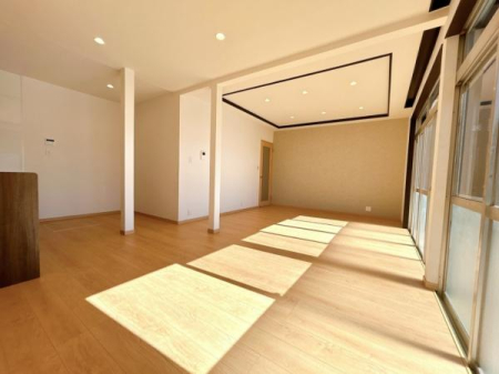 ���r���O �L�X�Ƃ����J�������ӂ�郊�r���O�ł��B������芰����[���ȍL��������܂��̂ŁA���Ƒ��ŃC���e���A�̃��C�A�E�g���l����̂��y���݂ɂȂ肻���ł��B
