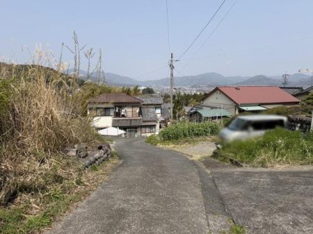 ���̑� �O�ʓ��H����݂����n�E�ߗׂ̗l�q�B
�̂ǂ��ȊX���݂ł���