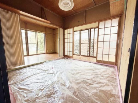 �a�� �PF�쑤4.5���a���A�ׂ̘L���͍L�߂Ȃ���ł��B�e�[�u����֎q��u���Ă���Ƃ肪����܂��B
��AI���H�ɂĎc�u���̈ꕔ���������Ă��܂��B