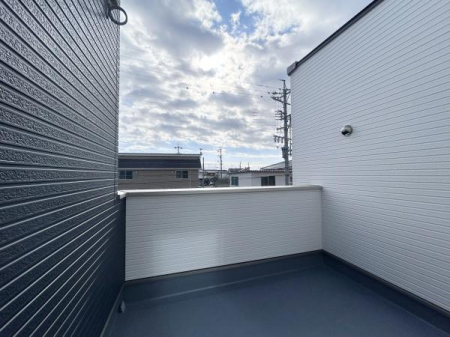 �o���R�j�[ �쑤�ɖʂ����o���R�j�[�ł��̂Ŗ��邢����������荞�ݐ��󕨂��������芣�����Ă���܂��B
