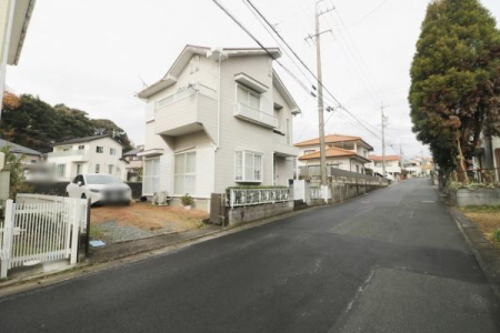 �O�ʓ��H�܂ތ��n�ʐ^ ������6���I��Ƃ�̂���O�ʓ��H�ŁA�Ԃ̏o��������y�X��