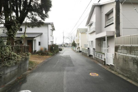 �O�ʓ��H�܂ތ��n�ʐ^ ������6���I��Ƃ�̂���O�ʓ��H�ŁA�Ԃ̏o��������y�X��