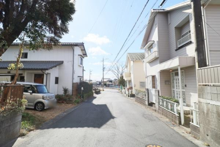 �O�ʓ��H�܂ތ��n�ʐ^ ������6���I��Ƃ�̂���O�ʓ��H�ŁA�Ԃ̏o��������y�X��