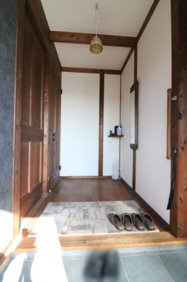 ���� ���ւ̘e�ɂ̓V���[�N���[�N���t���Ă���܂��B