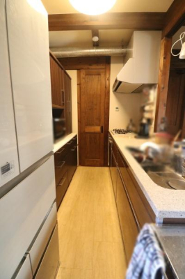 �L�b�`�� �ΖʃL�b�`���A���̔��͋����Ɍq�����Ă���l����ꂽ�����ƂȂ��Ă���܂��B