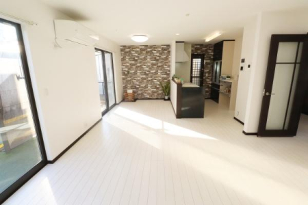 ���r���O 2�ʍ̌��Ŗ��邢��������̃��r���O��