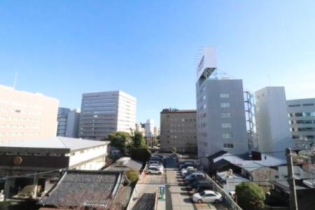 �Z�˂���̒��]�ʐ^ �o���R�j�[����̌i�F�ł���