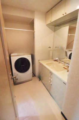 ���ʑ�E���ʏ� �X�b�L���Ƃ����f�U�C���̐��ʉ��ϑ�͂��|�������₷���X�^�C���b�V���Ȉ�ۂł��B
���[�������Ƃ�����|�C���g�ł��I
