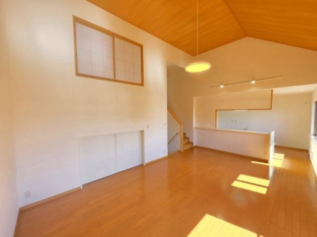 ���r���O ������z�������L����A���������ȋ�Ԃ��`�Â����Ă��܂��B���Ƒ��̏Ί�W�܂�e���̋�Ԃł�( �O�O )
