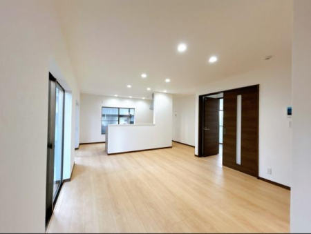 ���r���O �L�X�Ƃ����J�������ӂ�郊�r���O�ł��B������芰����[���ȍL��������܂��̂ŁA���Ƒ��ŃC���e���A�̃��C�A�E�g���l����̂��y���݂ɂȂ肻���ł��B
