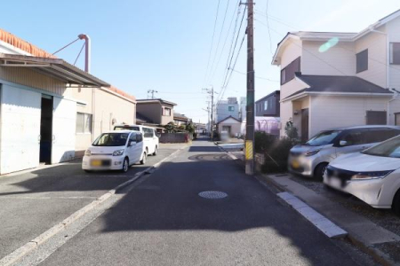 �O�ʓ��H�܂ތ��n�ʐ^ �S�ʂ͖k�����H�ɖʂ��Ă��܂��I