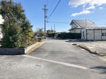 �O�ʓ��H�܂ތ��n�ʐ^ �쑤���H�̗l�q