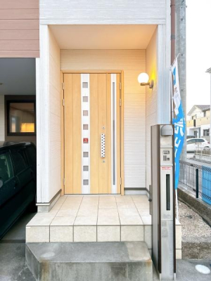 ���� �y���֊O�ρz�|�X�g�͓P�����s���܂��B
���փh�A�̃V�[���𔍂����A���j�^�[�z���͊O�Ɩ��̉��ֈڐ݂��s���\��ł��B