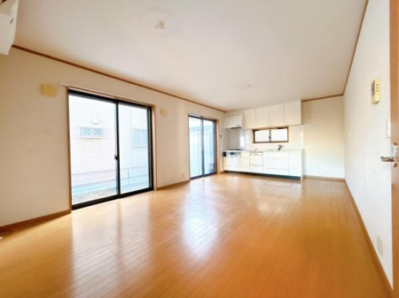 ���r���O �N���X�̓\�ցA�Ɩ���t�A�N���[�j���O���s���܂��B
14����LDK�ŕǕt���̃L�b�`���ׁ̈A�X�y�[�X���L�����p���������܂��B
��ʂɑ|���o���������Ă���A��K�Ő��󕨂������Ă��������܂��B