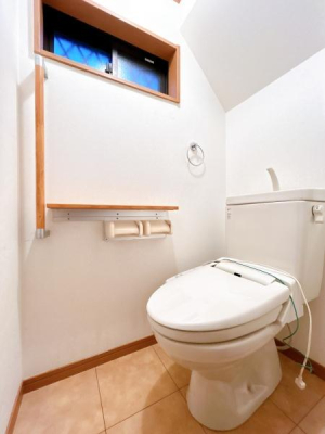 �g�C�� �g�C���̓N���[�j���O���s���܂��B
���ʂ̓N�b�V�����t���A�̏�\��A�ǂ̃N���X�͓\�ւ��s���\��ł��B