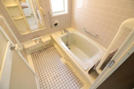 ���� �肷��t���ň��S���̂���o�X���[���B������̍̌�������A���C�����₷���݌v�ł��B