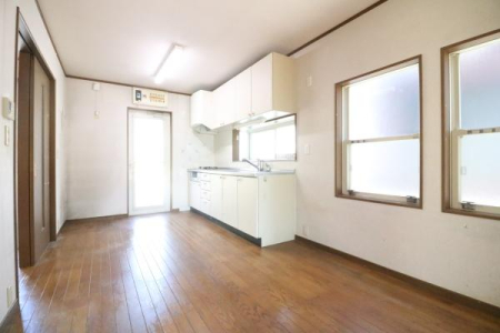 ���r���O �k���p�Ɉʒu����_�C�j���O�L�b�`���ł��B�Â��Ȃ肪���ȃL�b�`���ł����Q�̑��⏟����̖��邳�ɂ�莩�R�Ȓ����������I�ł��B