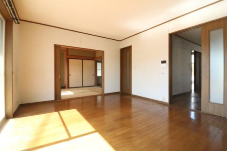 ���r���O �����璍�����R�����S�n�悢LDK�B�ׂɂ͗��������̘a����z�u���A���q�l�̂����ĂȂ��⑽�ړI�X�y�[�X�Ƃ��Ċ��􂵂܂��B�L�X�Ƃ�����ԂŁA�Ƌ�̃��C�A�E�g�����R���݁B��Ƃ肠���炵�������܂��B