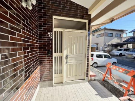 ���� ���ւ̓�ʃK���X����z�̌������閾�邢�G���g�����X��
�s�u���j�^�[�t�C���^�[�z���ŃZ�L�����e�B�ʂɂ��z����